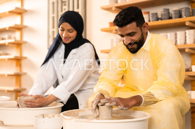 محترفون عرب سعوديون خليجيون يعملون في ورشة الاعمال الفنية، ممارسة مهارة صنع الفخار، احتراف تلوين الخزف والفخاريات، أعمال يدوية سعودية