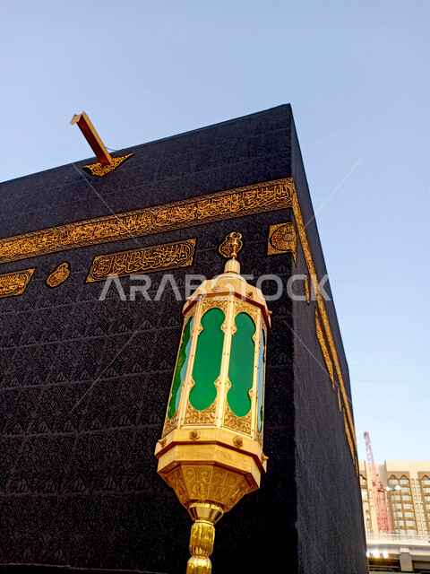 صورة مقربة للضوء الأخضر و للكعبة المشرفة في المسجد الحرام في مكة المكرمة أثناء مناسك الحج أو العمرة ، المملكة العربية السعودية
