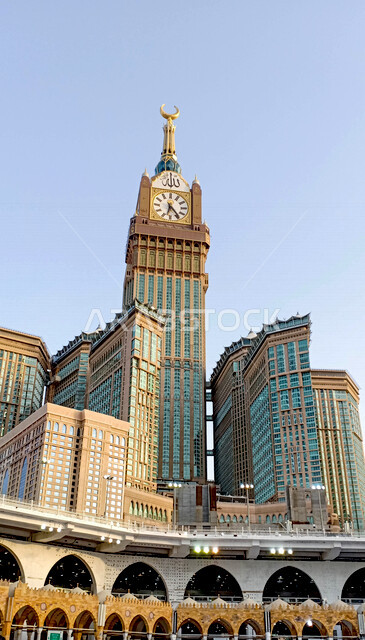 برج الساعة في مكة المكرمة من زاوية علوية في المملكة العربية السعودية ، بيت الله الحرام ، الحرم المكي الشريف ، جمال المملكة العربية السعودية