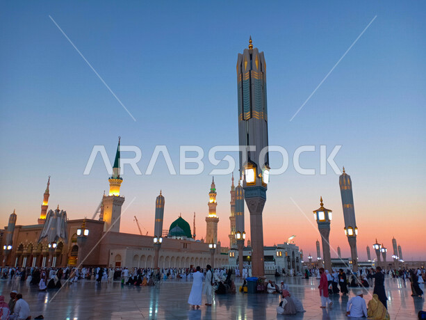 صور بمختلف الجهات لمسجد النبوي الشريف في المدينة المنورة في المملكة العربية السعودية وقت الغروب ، العبادة و التقرب الى الله , الحرم النبوي الشريف , مسجد النبي محمد , القبة الخضراء من معالم المسجد النبوي