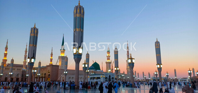 صور بمختلف الجهات لمسجد النبوي الشريف في المدينة المنورة في المملكة العربية السعودية وقت الغروب ، العبادة و التقرب الى الله , الحرم النبوي الشريف , مسجد النبي محمد , القبة الخضراء من معالم المسجد النبوي