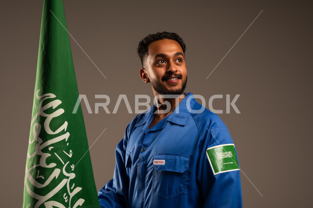 يوم العلم السعودي ١١ مارس، الاحتفال باليوم الوطني ٢٣ سبتمبر، بورتريه لرائد فضاء عربي خليجي سعودي يرتدي بدلة الفضاء السعودية يحمل بيده علم المملكة العربية السعودية,  خلفية بيج