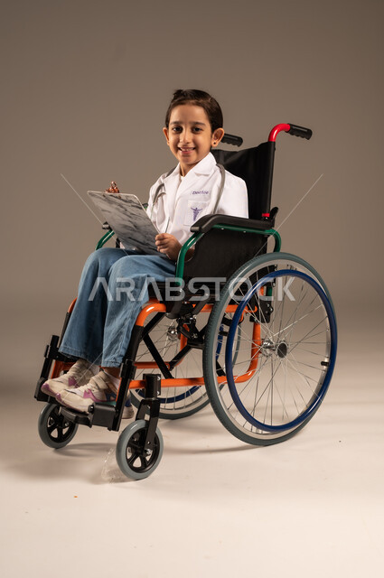 الطموحات و الأهداف المستقبلية في العمل في العيادات والمشافي، تدوين وتسجيل معلومات وبيانات المرضى، تحديد مهنة المستقبل منذ الصغر، بورتريه لفتاة عربية خليجية سعودية من ذوي الاحتياجات الخاصة ترتدي زي ممرضة تجلس على كرسي متحرك تمسك بيدها ملف ملاحظات، خلفية رمادية