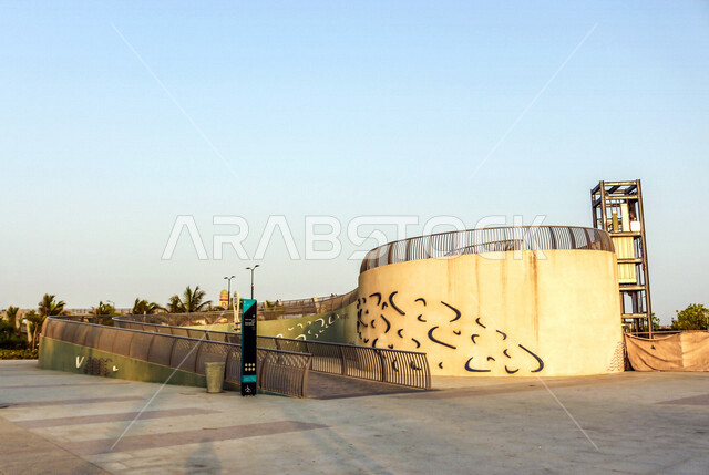 صورة لمعالم سياحية على كورنيش جدة الواجهة البحرية في مدينة جدة بالمملكة العربية السعودية ، الاستمتاع بجلسات هادئة مطلة على البحر، المعالم السياحية في المدينة الساحلية بجدة