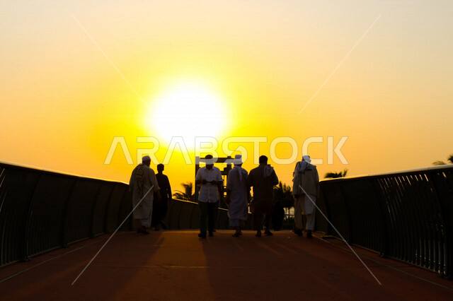 صورة مجموعة من الاشخاص على ممشى كورنيش جدة الواجهة البحرية في مدينة جدة بالمملكة العربية السعودية ، المعالم السياحية في المدينة الساحلية بجدة