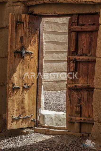  الفنون الهندسية المعمارية والتصاميم الاسلامية للأبواب القديمة في المملكة العربية السعودية, الابواب المصنوعة على الطراز الخشبي القديم, باب خشبي منحوت بالنقوش والزخارف التراثية العربية