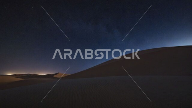 مناطق البادية والبيئة الطبيعية الصحراوية في الليل، المناخ القاسي والجاف، الرمال الذهبية الناعمة والكثبان في صحراء المملكة العربية السعودية، خلفية الطبيعة