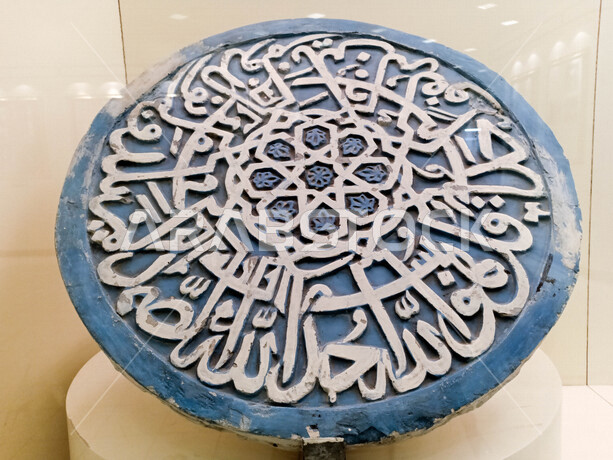 قطع حجرية تحتوي على نصوص تاريخية اسلامية داخل متحف الحرمين الشريفين في مكة المكرمة المكرمة ، من اجمل المتاحف في المملكة العربية السعودية، التاريخ الاسلامي