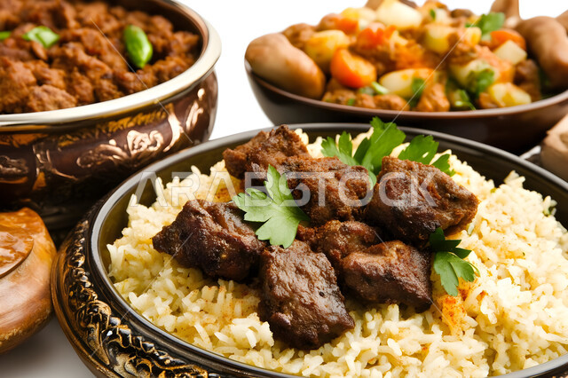 طبق من أرز الكبسة مع قطع اللحم المزين والخضروات، ولائم وأطباق عربية تقليدية شعبية، وصفات المأكولات والوجبات الشرقية الشهية، مطابخ ومطاعم المملكة العربية السعودية، صحن من البرياني باللحم الدسم، مهارة إعداد وصفة المندي الخليجي المشهورة بالتوابل الغنية بالنكهات