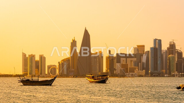 الأبراج وناطحات السحاب في وقت غروب الشمس, الفنادق والمباني المطلة على كورنيش الدوحة, معالم وأماكن مشهورة في دولة قطر, النمو والتطور العمراني في البناء, الواجهة البحرية السياحية، بخوت وقوارب جولات بحرية سياحية