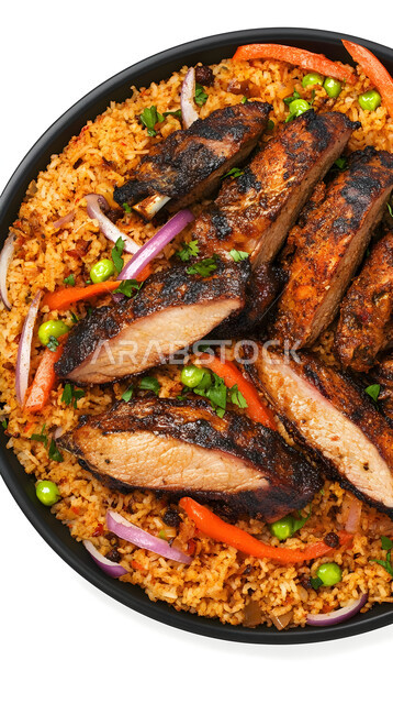  ولائم وأطباق عربية تقليدية شعبية، طبق من أرز الكبسة مع قطع اللحم المحمرة، وصفات المأكولات والوجبات الشرقية الشهية، مطابخ ومطاعم المملكة العربية السعودية، صحن من البرياني باللحم الدسم، مهارة إعداد وصفة المندي الخليجي المشهورة بالتوابل الغنية بالنكهات