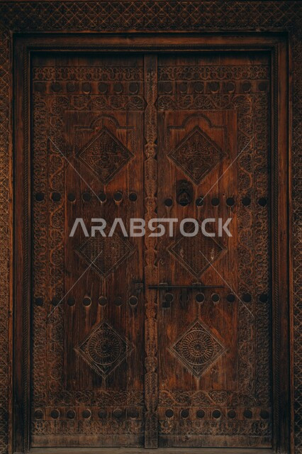 القرى والمدن التاريخية، التصميم المعماري العربي القديم للأبواب الخشبية الأثرية القديمة المزينة بالنقوش والزخارف على الطراز الإسلامي، باب خشبي لمنزل طيني، أماكن تراثية في المملكة العربية السعودية
