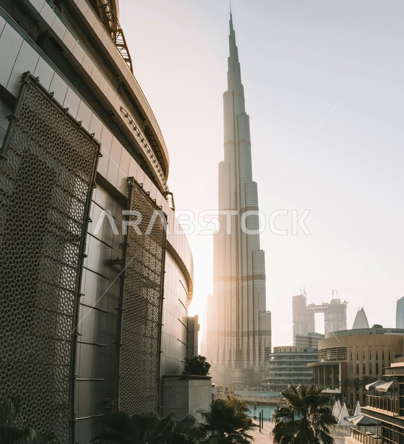 برج خليفة في مدينة دبي في وقت الصباح الباكر، النمو والتطور العمراني على ساحل الخليج العربي، الواجهة السياحية في الامارات العربية المتحدة، الفن الهندسي المعماري للأبراج وناطحات السحاب، جذب واستقطاب السياح من انحاء العالم