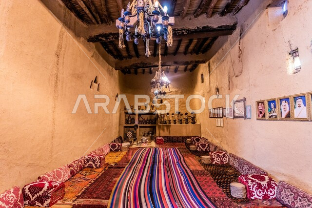 المنسوجات المطرزة المصنوعة بشكل يدوي, المفروشات والوسائد الملونة, الديكور الداخلي للمجالس البدوية التقليدية, الحياة الشعبية في المملكة العربية, التصميم التراثي السعودي، ذكرى تأسيس الدولة السعودية الاولى٢٣ سبتمبر، يوم بدينا ١٧٢٧ م