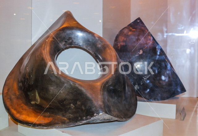 صورة للحجر الاسود داخل متحف الحرمين الشريفين في مكة المكرمة المكرمة ، من اجمل المتاحف في المملكة العربية السعودية، التاريخ الاسلامي في شبه الجزيرة العربية