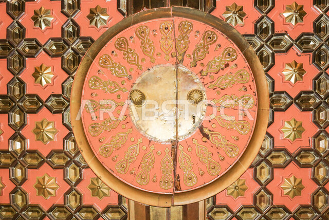 احد ابواب المسجد النبوي داخل متحف الحرمين الشريفين في مكة المكرمة المكرمة ، من اجمل المتاحف في المملكة العربية السعودية، التاريخ الاسلامي .