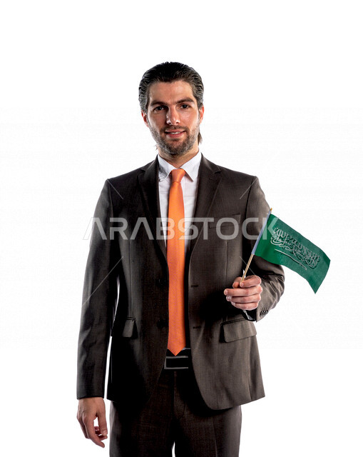 بورتريه لرجل أجنبي يحمل بيده علم المملكة العربية السعودية ، ذكرى اليوم الوطني السعودي ، الاحتفال بالعيد الوطني السعودي، اليوم الوطني السعودي ، خلفية بيضاء