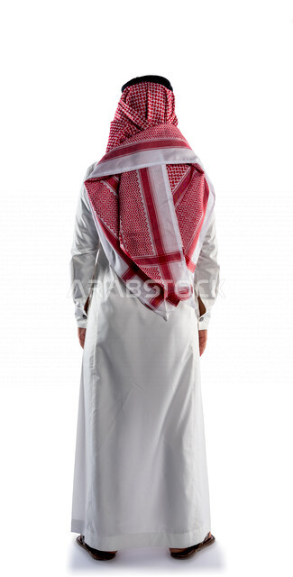 بورتريه بصورة مقربة لرجل عربي سعودي خليجي يقوم بجلسة تصوير بإيماءات وجه ويدين مختلفة ، منظر من الخلف لرجل سعودي يرتدي زي تقليدي سعودي مع شماغ وعقال ، خلفية بيضاء