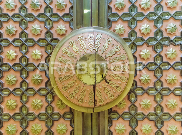 احد ابواب المسجد النبوي داخل متحف الحرمين الشريفين في مكة المكرمة المكرمة ، من اجمل المتاحف في المملكة العربية السعودية، التاريخ الاسلامي في شبه الجزيرة العربية