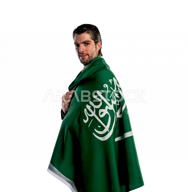 بورتريه لرجل أجنبي يضع على ظهره علم المملكة العربية السعودية ، ذكرى اليوم الوطني السعودي ، الاحتفال بالعيد الوطني السعودي، خلفية بيضاء