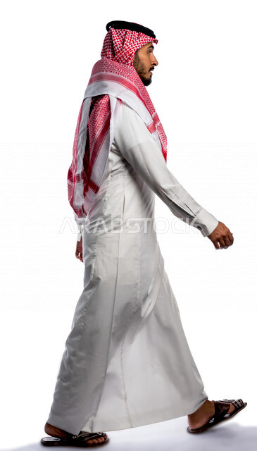 بورتريه لرجل عربي سعودي خليجي يقوم بجلسة تصوير بإيماءات وجه ويدين مختلفة ، منظر جانبي لرجل سعودي مسلم يرتدي زي تقليدي سعودي مع شماغ وعقال ، خلفية بيضاء
