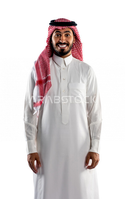 بورتريه لرجل سعودي خليجي مبتسم يقوم بجلسة تصوير ينظر إلى الكاميرا بإيماءات وجه ويدين مختلفة ، إبتسامة هوليود ، أسنان جميلة ذات بياض ناصع، خلفية بيضاء لرجل سعودي مسلم يرتدي زي تقليدي سعودي مع شماغ وعقال