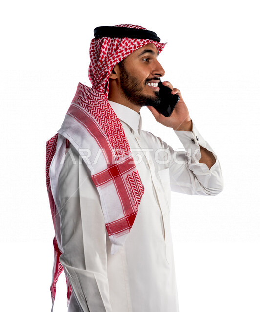 بورتريه لرجل عربي خليجي سعودي ، يتحدث على الهاتف المحمول ، بإيماءات الوجه واليدين المختلفة ، خلفية بيضاء لرجل سعودي مسلم يرتدي الزي السعودي التقليدي مع شماغ وعقال ، إجراء مكالمة صوتية على جهاز الجوال التقني الحديث