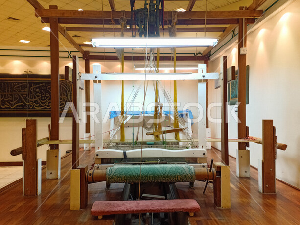 الة حياكة داخل متحف الحرمين الشريفين في مكة المكرمة المكرمة ، من اجمل المتاحف في المملكة العربية السعودية، التاريخ الاسلامي في شبه الجزيرة العربية