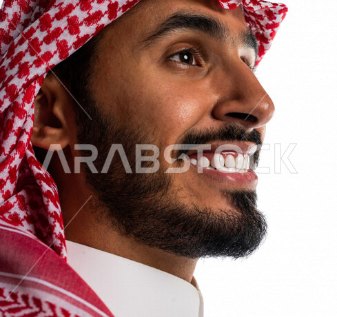 بورتريه بصورة مقربة لرجل عربي سعودي خليجي يقوم بجلسة تصوير ، يبتسم إبتسامة هوليود ، استخدام قشور فينير من الخزف للأسنان ، أسنان جميلة ذات بياض ناصع ، تعابير وجه و يدين مختلفة ، خلفية بيضاء