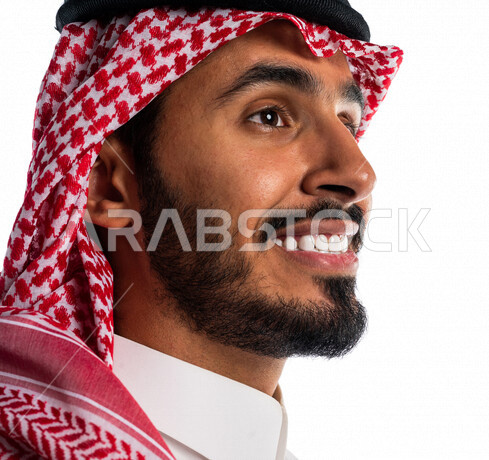 بورتريه بصورة مقربة لرجل عربي سعودي خليجي يقوم بجلسة تصوير ، يبتسم إبتسامة هوليود ، استخدام قشور فينير من الخزف للأسنان ، أسنان جميلة ذات بياض ناصع ، تعابير وجه و يدين مختلفة ، خلفية بيضاء