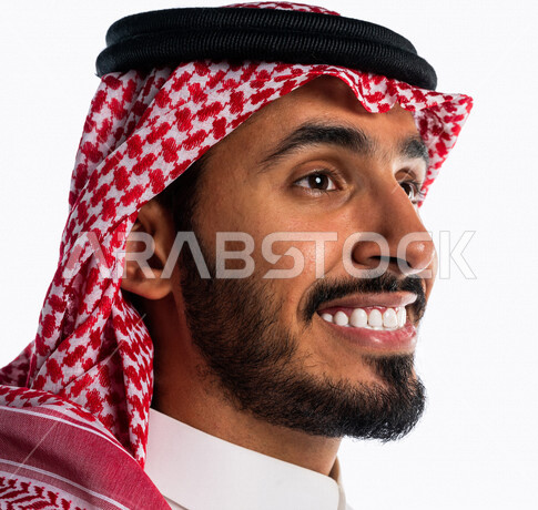 بورتريه بصورة مقربة لرجل عربي سعودي خليجي يقوم بجلسة تصوير ، يبتسم إبتسامة هوليود ، استخدام قشور فينير من الخزف للأسنان ، أسنان جميلة ذات بياض ناصع ، تعابير وجه و يدين مختلفة ، خلفية بيضاء