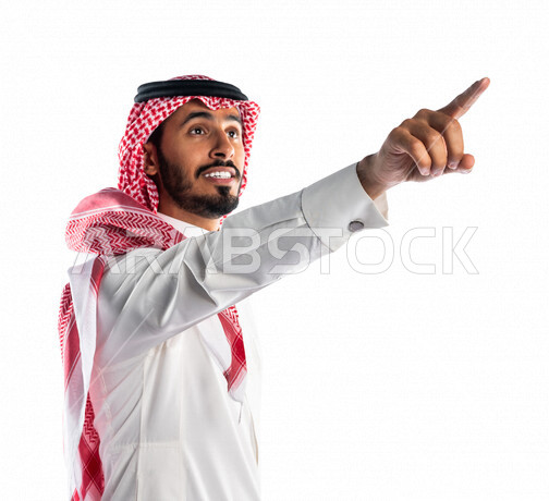 بورتريه لرجل سعودي خليجي يقوم بجلسة تصوير يشير بإصبعه لأعلى بإيماءات وجه ويدين مختلفة ، خلفية بيضاء لرجل سعودي مسلم يرتدي زي تقليدي سعودي مع شماغ وعقال