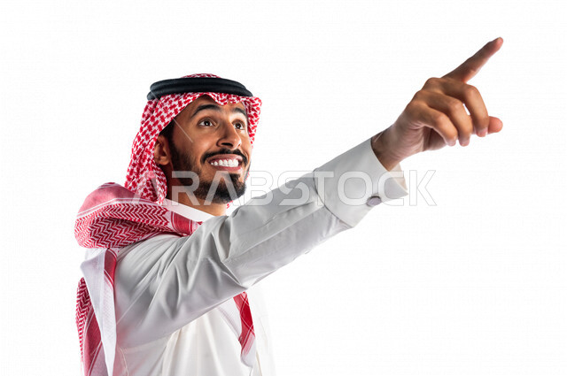 بورتريه لرجل سعودي خليجي يقوم بجلسة تصوير يشير بإصبعه لأعلى بإيماءات وجه ويدين مختلفة ، خلفية بيضاء لرجل سعودي مسلم يرتدي زي تقليدي سعودي مع شماغ وعقال