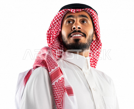 بورتريه بصورة مقربة لرجل عربي سعودي خليجي يقوم بجلسة تصوير ، يبتسم إبتسامة هوليود ، استخدام قشور فينير من الخزف للأسنان ، أسنان جميلة ذات بياض ناصع ، تعابير وجه و يدين مختلفة ، خلفية بيضاء