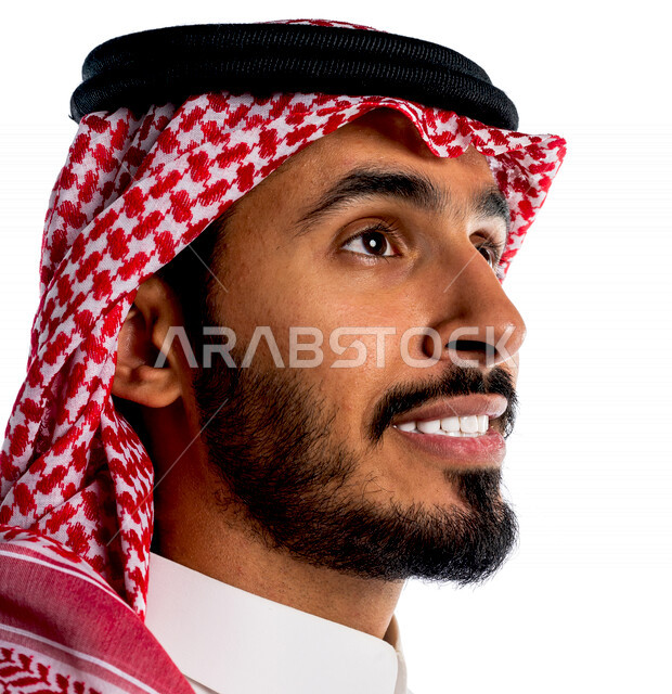 بورتريه بصورة مقربة لرجل عربي سعودي خليجي يقوم بجلسة تصوير ، يبتسم إبتسامة هوليود ، استخدام قشور فينير من الخزف للأسنان ، أسنان جميلة ذات بياض ناصع ، تعابير وجه و يدين مختلفة ، خلفية بيضاء