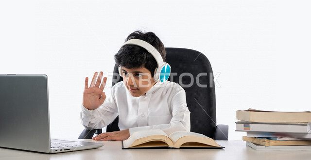 بورتريه لتلميذ عربي خليجي سعودي يرتدي الثوب السعودي التقليدي ، يدرس من خلال منصة تعليمية للتعلم عن بعد ، ايماءات و تعابير للوجه و اليدين مختلفة تدل على المشاركة ، تأدية الواجبات المدرسية ، مفهوم التعليم عبر الانترنت