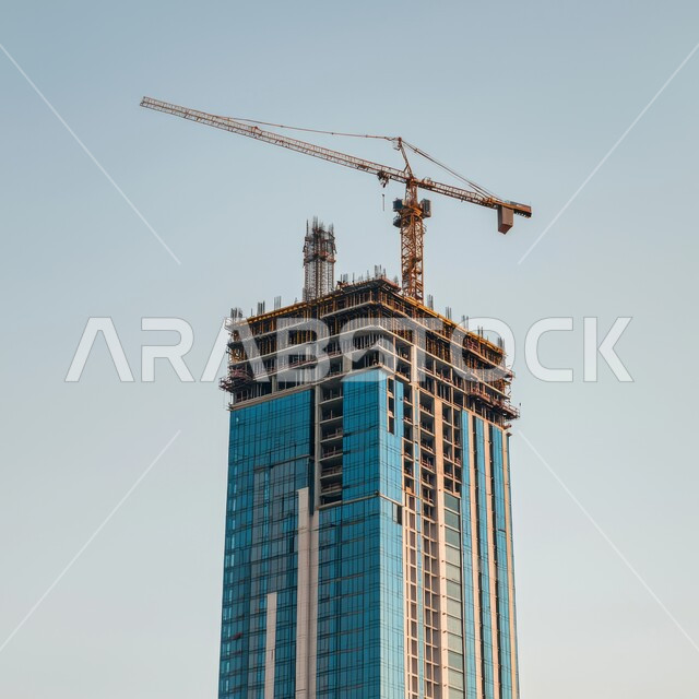 اعمال البناء وصب الخرسانات ووضع الأساسات، الآلات والمعدات الثقيلة والرافعات والسقالات العالية, ناطحة سحاب قيد الانشاء في المملكة العربية السعودية, مفهوم الهندسة الانشائية والمعمارية، تنفيذ مخطط الإعمار وتشكيل الهيكل المعدني