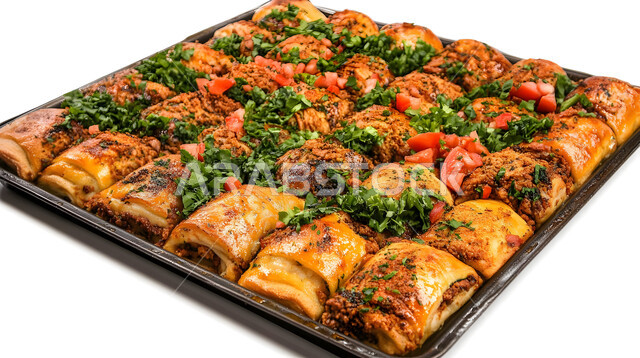 إتقان مهارة إعداد المخبوزات والمعجنات في مطابخ المملكة، طبق من الفطائر الصحية المخبوزة الشهية، قطع من فطيرة اللحم الساخنة، فن تقديم الأطباق في مطاعم السعودية، وصفات البرك باللحمة اللذيذة، وجبات فطور مغذية ومشبعة، استخدام رقائق العجين، خلفية بيضاء