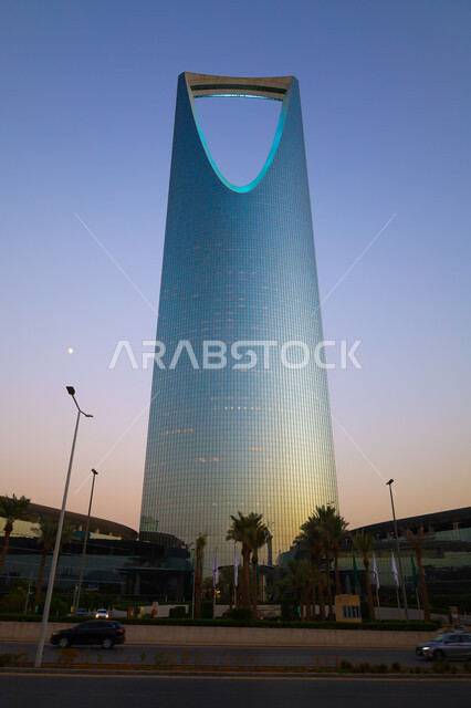  برج المملكة في مدينة الرياض في وقت الغروب، معالم سياحية مشهورة في المملكة العربية السعودية, المباني و المنشآت السكنية و التجارية, الفن الهندسي المعماري في بناء الأبراج و ناطحات السحاب