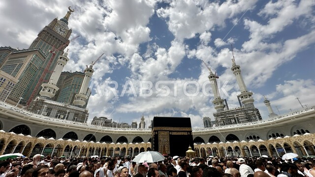 الحرم المكي الشريف في مكة المكرمة، أداء مناسك الحج والعمرة، العبادة والتقرب إلى الله، الحجاج المسلمين يطوفون حول الكعبة المشرفة، معالم دينية إسلامية مقدسة في المملكة العربية السعودية