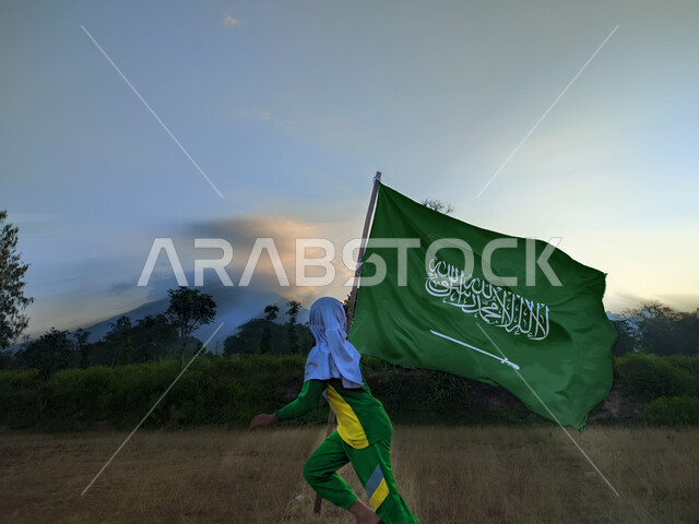 الأعياد والمناسبات الوطنية السعودية، يوم العلم السعودي 11 مارس، الإحتفال باليوم الوطني السعودي، ولد عربي خليجي سعودي يرفع بيده علم المملكة، ترسيخ جذور الانتماء الوطني، ذكرى العيد الوطني 23 سبتمبر، الركوض في احدى المناطق السعودية