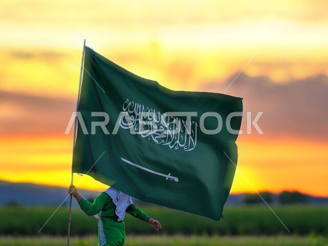 الأعياد والمناسبات الوطنية السعودية، يوم العلم السعودي 11 مارس، الإحتفال باليوم الوطني السعودي، ولد عربي خليجي سعودي يرفع بيده علم المملكة، ترسيخ جذور الانتماء الوطني، ذكرى العيد الوطني 23 سبتمبر، الركوض في احدى المناطق السعودية