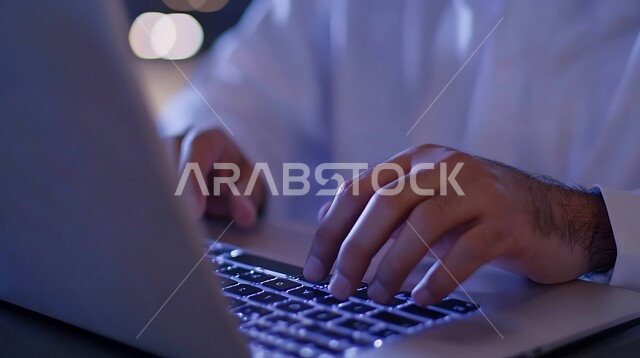 وظائف ومهن مكتبية سعودية، دمج العمل مع التكنولوجيا, إنجاز المهام المطلوبة، إدارة شؤون الشركة وتنظيمها عبر الاجهزة التقنية، صورة مقربة لرجل عربي خليجي سعودي يرتدي الزي التقليدي والشماغ يعمل على الحاسوب المحمول