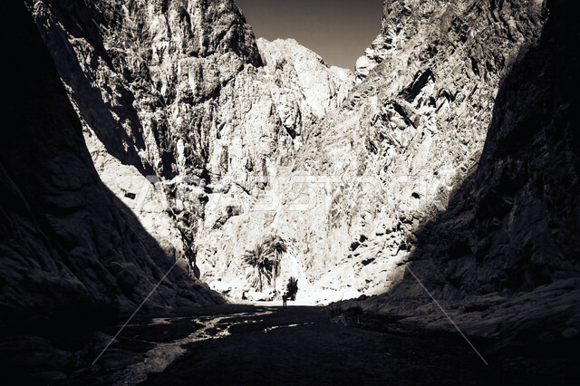 منطقة (طيب اسم )في تبوك شمال المملكة العربية السعودية ،  شق وسط جبال شاهقة تتوسطها مياه جارية، جمال المناطق السياحية الطبيعة الخلابة في السعودية