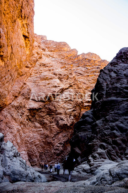 منطقة (طيب اسم )في تبوك شمال المملكة العربية السعودية ،  شق وسط جبال شاهقة تتوسطها مياه جارية، جمال المناطق السياحية الطبيعة الخلابة في السعودية