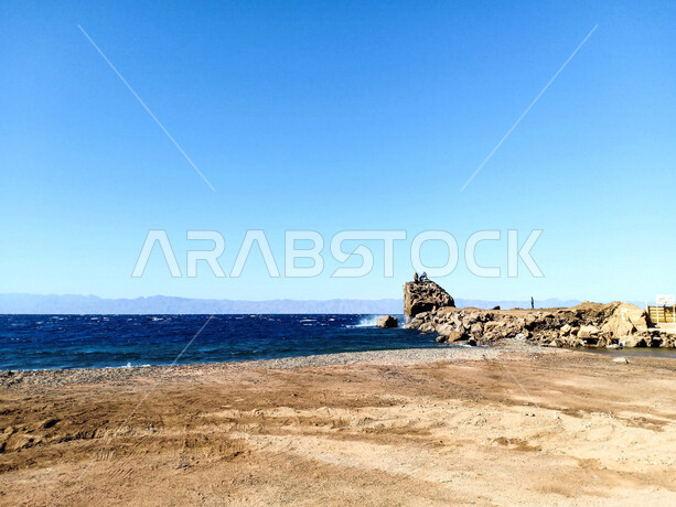 اطلالة جميلة لساحل طيب اسم في منطقة تبوك ، جمال الطبيعة الساحرة في مناطق المملكة العربية السعودية