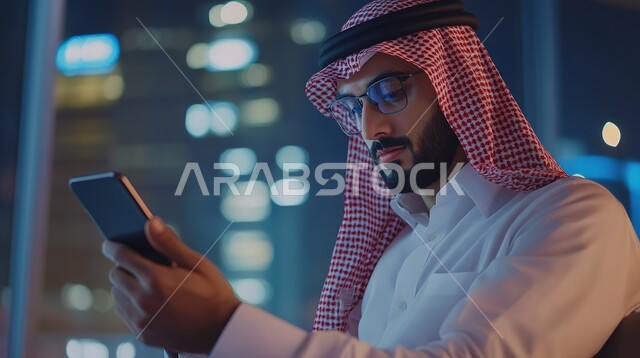 تداول العملة الرقمية، صورة مقربة من الجانب لرجل أعمال عربي خليجي سعودي يرتدي الشماغ الأحمر أمام الشاشة لمتابعة مخطط الرسم البياني للنمو الاقتصادي، إنجاز وتحقيق أهداف الشركة، دمج التكنولوجيا المتطورة في العمل