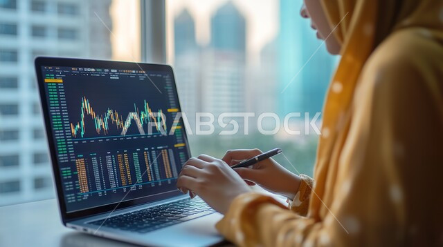 العمل لتحقيق الاهداف والاستراتيجيات، مهن ووظائف ادارية مكتبية, استخدام الأجهزة التكنولوجية الحديثة والمتطورة، إدارة شؤون الأعمال وتنظيمها، صورة لسيدة عربية خليجية سعودية مبتسمة تقوم بالعمل على الحاسوب داخل المكتب