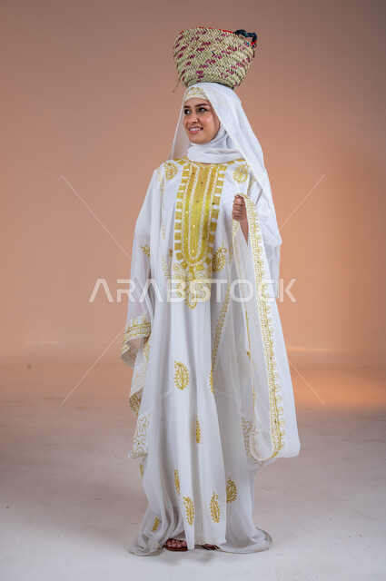 ارتداء أزياء المنطقة الشرقية في المناسبات الوطنية، مهن وحرف يدوية شعبية قديمة، يوم بدينا1727م، بورتريه لإمرأة عربية خليجية سعودية مبتسمة ترتدي الشيلة والنشل تضع على رأسها سلة قش، ذكرى تأسيس الدولة السعودية الأولى في 22 فبراير، صورة لكامل الجسم، خلفية ملونة