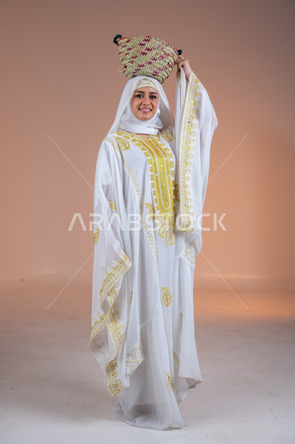 ارتداء أزياء المنطقة الشرقية في المناسبات الوطنية، مهن وحرف يدوية شعبية قديمة، يوم بدينا1727م، بورتريه لإمرأة عربية خليجية سعودية مبتسمة ترتدي الشيلة والنشل تضع على رأسها سلة قش، ذكرى تأسيس الدولة السعودية الأولى في 22 فبراير، صورة لكامل الجسم، خلفية ملونة